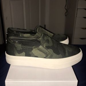 Cushionaire camo slip ons